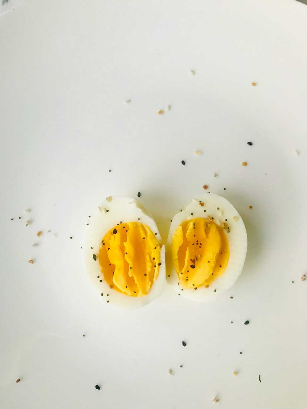 Eier sind ein echtes Nährstoffpaket: Sie liefern hochwertiges Eiweiss, Vitamine, Mineralstoffe und gesunde Fette. In der richtigen Menge gehören sie zu einer ausgewogenen Ernährung