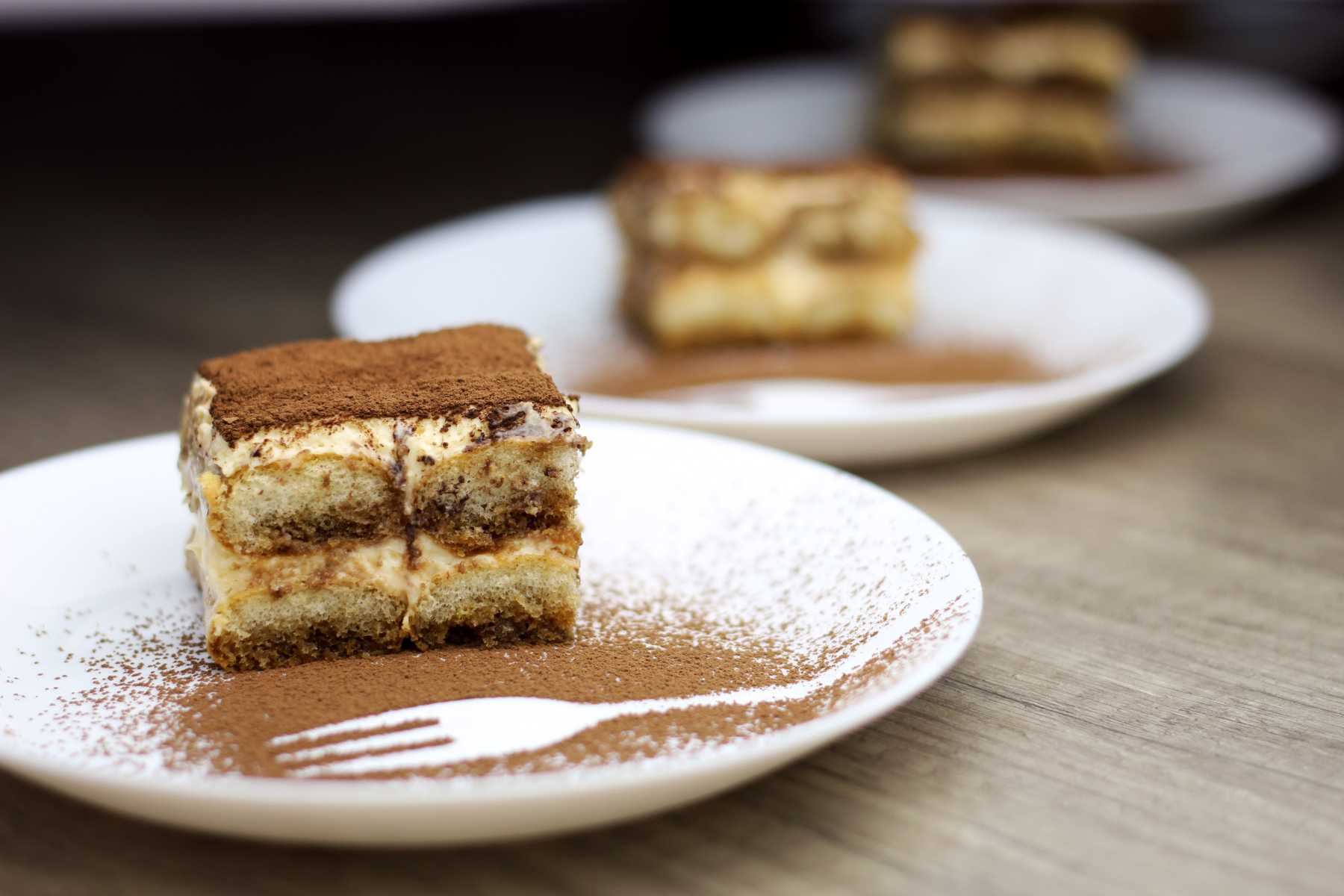 Das Bild zeigt angerichtetes Tiramisu. Für Speisen, bei denen Eier nicht erhitzt werden - wie Tiramisu - sollten grundsätzlich nur frische Eier verwendet werden.