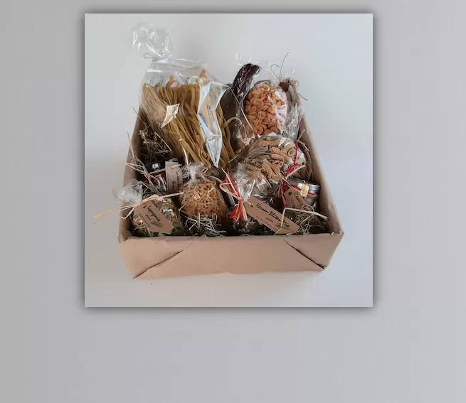 Holzkiste mit Heu  und Papierdekoration grau1